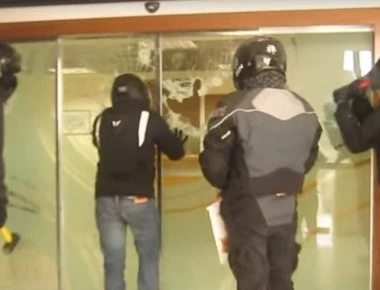 Ρουβίκωνας: Στον εισαγγελέα μετά την εισβολή στο δημαρχείο της Τήνου